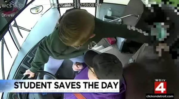 erou la doar 13 ani un elev a salvat viata colegilor sai aflati in autobuzul scolar dupa ce soferita a lesinat video