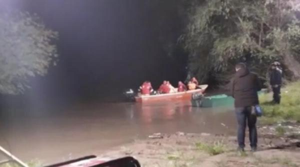 ambarcatiune cu turisti rasturnata in mures la periam port un copil de doar patru ani declarat decedat patru persoane sunt disparute