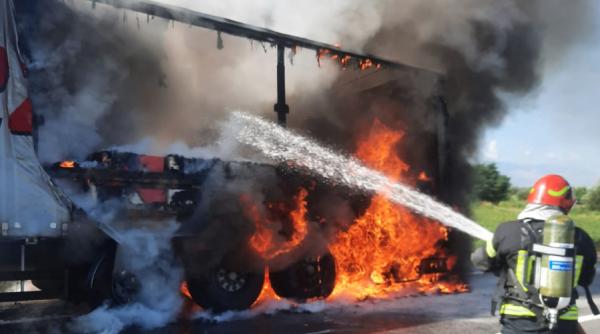 un tir plin cu haine a luat foc pe autostrada a10