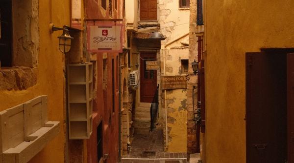 viata in creta prin ochii nicoletei ciobotar romanca stabilita acolo de 18 ani in decembrie mergem cu copiii la plaja cat costa chiriile dar si care i salariul mediu