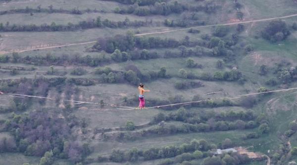 acrobatie cu emotii la alba un barbat a mers pe sarma la sute de metri inaltime