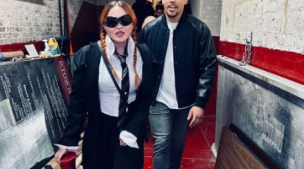 madonna imagine rara alaturi de iubitul mai tanar cu 35 de ani cei doi au fost surprinsi la o intalnire romantica