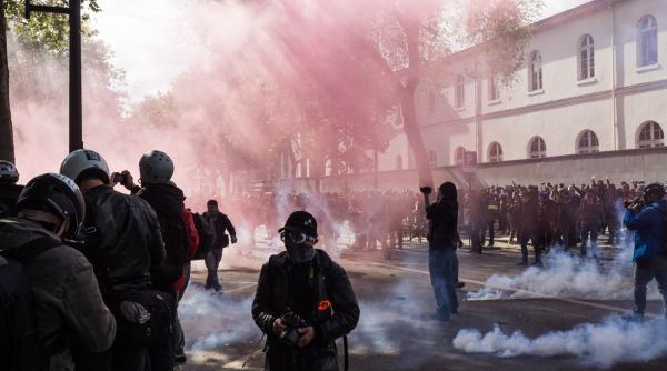 demonstratii ample in franta si italia de 1 mai cel putin 108 ofiteri de politie au fost raniti in confruntari cu protestatarii video