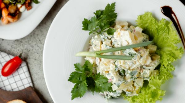 salata frantuzeasca de cartofi cu ou si smantana reteta gustoasa si usor de preparat