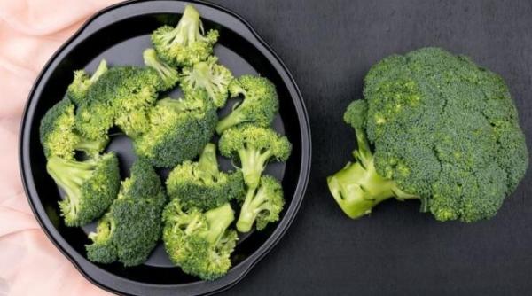 broccoli cu lamaie si usturoi o garnitura perfecta pentru friptura