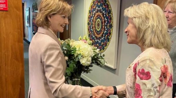 incoronarea regelui charles al iii lea custodele coroanei si principele consort au ajuns in marea britanie