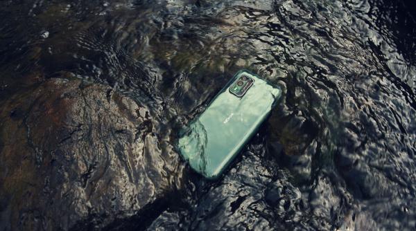 nokia xr21 smartphone ul care spune ca rezista la drumetii in ploaie torentiala timp de 72 de ore un fel de nokia 3310