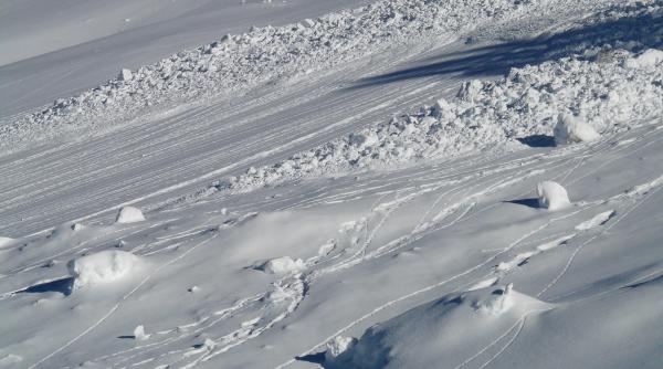 risc de avalansa la lea lac stratul de zapada atinge doi metri