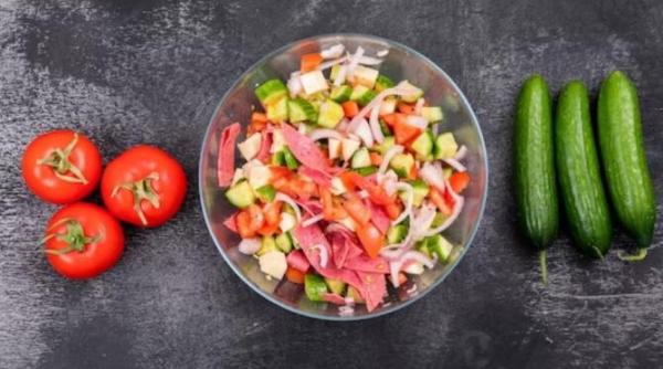 surprinde ti familia cu o salata incredibil de gustoasa din carnati si legume