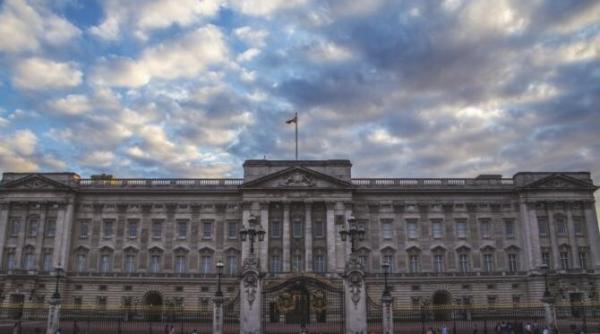 cantecul god save the queen modificat de unul dintre membrii fostei trupe