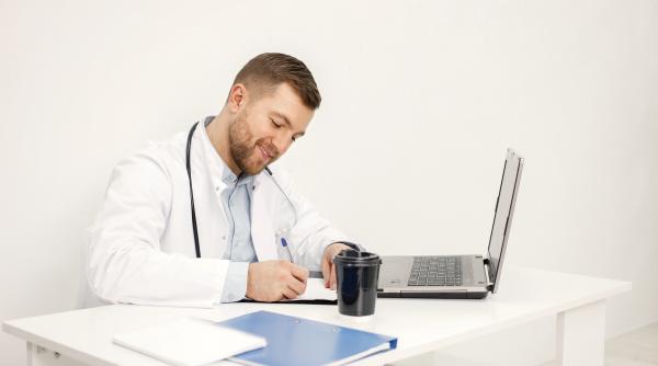 medicii fac echipa cu chatgpt pentru a gestiona mesajele de la pacienti oamenii apreciaza mai mult robotii pentru ca ar da dovada de empatie