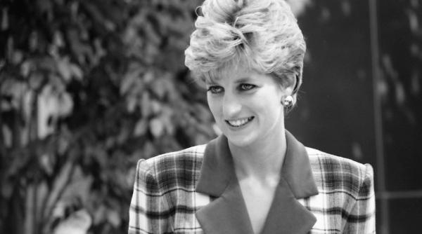 trei rochii purtate de printesa diana vor fi scoase la licitatie