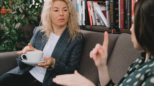 gesturile pe care le faci in timp ce vorbesti pot dezvalui multe despre tine