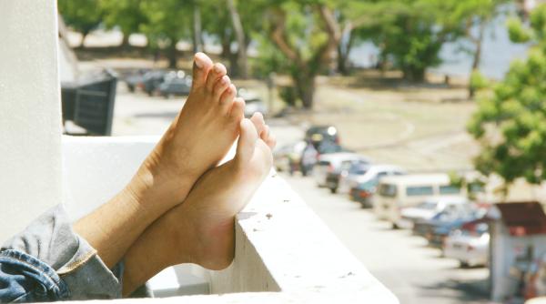 managerul unui hotel este acuzat ca ar fi supt unui oaspete degetele de la picioare in timp ce acesta dormea