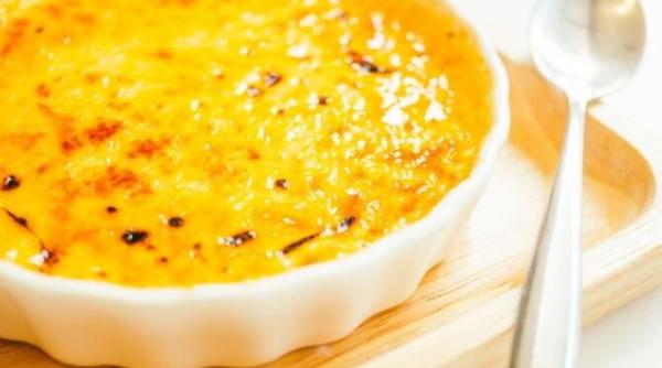 un desert neobisnuit din bucataria evreiasca kugel cu taitei mere si mure