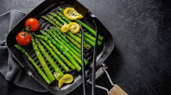 sparanghel la gratar simplu gustos si cu putine calorii