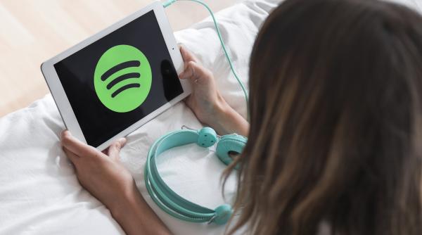 spotify a sters zeci de mii de melodii care nu erau create de un artist ci generate de ia