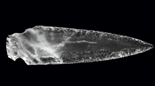 un pumnal din epoca de piatra a fost descoperit de o fetita de opt ani in fata scolii sale