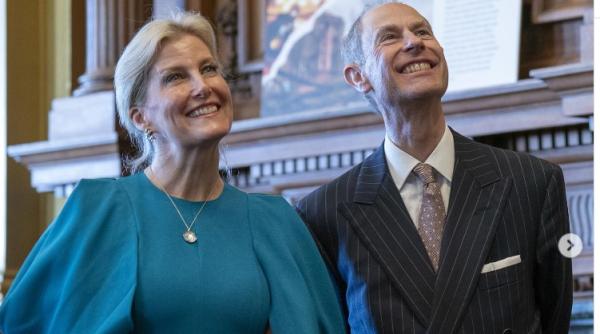 ducesa de edinburg se roaga pentru femeia accidentata de o motocicleta din coloana sa oficiala