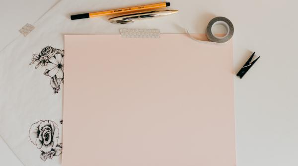 povestea hartierului din apuseni care face hartie manuala cu flori de gradina si petale de trandafiri video