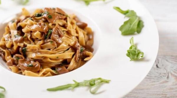 spaghete cu miere si migdale o cina surprinzatoare si originala