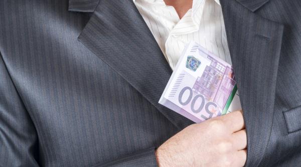 caciu acuzat de gusa ca ar comanda credite de sute de mii de euro prin cec am dovezi tare mi e ca sub bagheta lui incepe un scenariu a la sidex si petrom doamne fereste