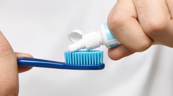 de ce trebuie sa spalam periuta inainte de a ne spala pe dinti