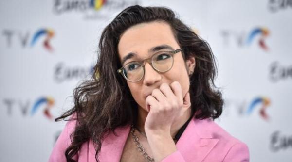 herjeu ati cazut pe spate la cum un copil recita absolut inadecvat o poezie despre tras in tepe dar aveti de comentat despre theodor andrei lasati l in pace