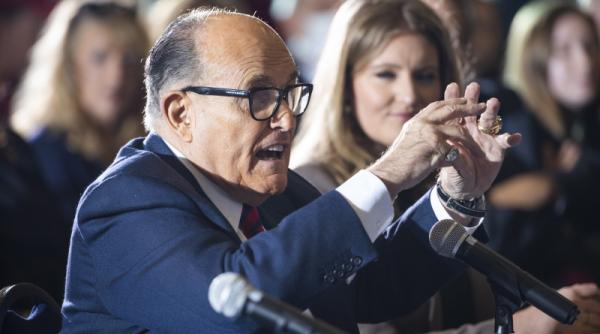 rudy giuliani dat in judecata pentru agresiune sexuala de o fosta asociata cine este noelle dunphy video