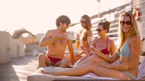 chelnerii roboti vor lua comenzi si vor servi turistii pe litoralul din bulgaria vara aceasta o mare parte a personalului s a recalificat sau a parasit tara