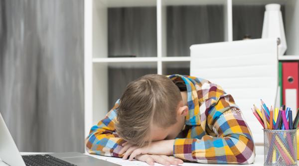 folosirea in exces a ecranelor afecteaza tot mai multi copii 57prc dintre acestia experimenteaza dureri de cap cel putin o data pe luna