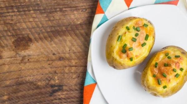 cartofi umpluti cu oua pentru un mic dejun satios si gustos