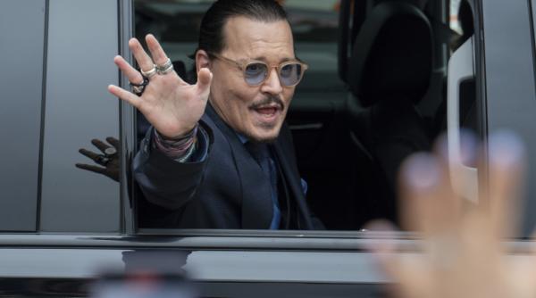 filmul in care apare johnny depp a primit ovatii vreme de 7 minute la cannes