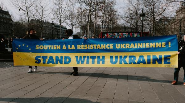 presa ucraineana acuzatii dure catre europa si sua in loc sa trimita banii rusilor pentru reconstructia ucrainei ei mint in conturi si asteapta sfarsitul razboiului