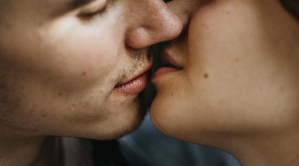 sarutul gest romantic vechi de peste 4500 de ani