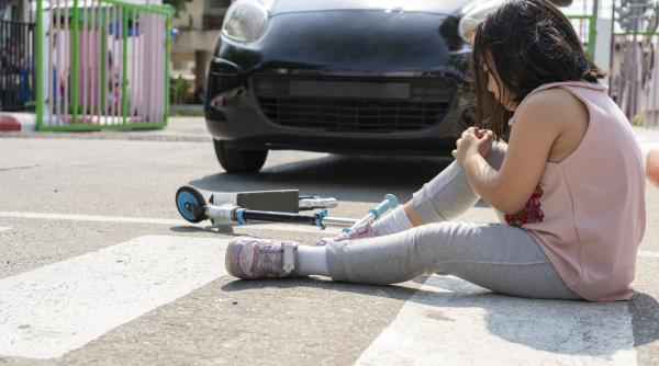 fetita de 5 ani accidentata grav pe trecerea de pietoni