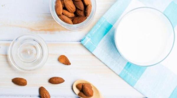 lapte indulcit cu zahar si ornat cu migdale fistic si condimente o bautura in stil indian