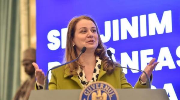 deca a uitat ca e ministru chirieac o deranjeaza foarte tare lumina reflectoarelor si politica