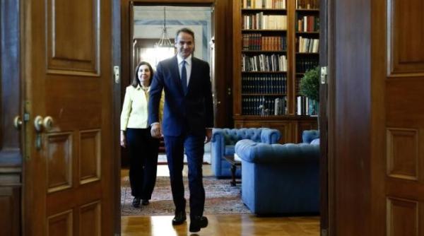 kyriakos mitsotakis a castigat alegerile din grecia dur cu migratia vrea gard la granita cu turcia si este parte dintr o dinastie de politicieni