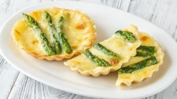 o gustare rapida din foietaj si sparanghel