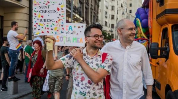 romania obligata sa recunoasca casatoriile persoanelor de acelasi sex victor ciubotaru unul dintre castigatorii la cedo vorbim de familii care sunt bazate pe dragoste si respect reciproc