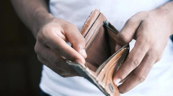 decizia ccr pentru angajatii ani legea prin care primeau un spor la salariu de 25prc neconstitutionala