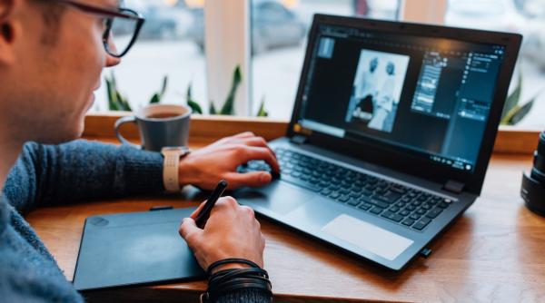 adobe integreaza inteligenta artificiala in photoshop fotografiile vor fi editate automat in functie de dorintele utilizatorilor video