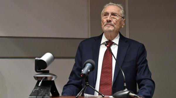 emil constantinescu lanseaza la targu mures colectia istoria recenta si anticiparea viitorului