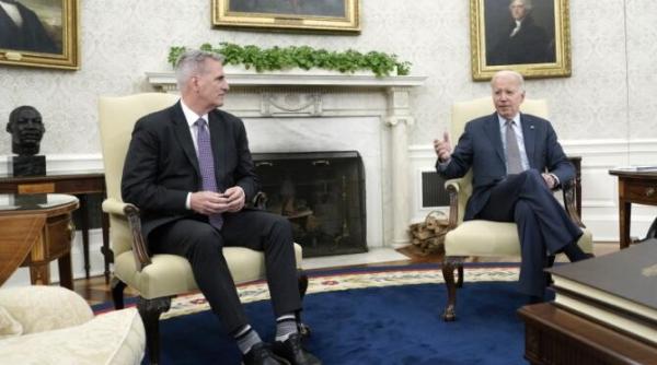 sua aproape de evitarea incapacitatii de plata biden si liderul republican al camerei ar fi ajuns la un acord tabara lui trump dezamagita de rezultat surse