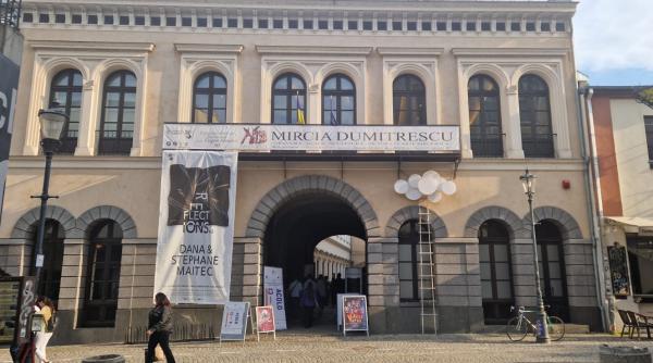 prezentare de moda sustinuta de studentii unarte bucuresti in cadrul evenimentului ziua romanilor de pretutindeni festivalul aici acolo