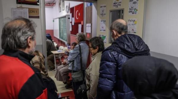 alegeri turcia femeie adusa cu masca de oxigen pe fata si patul de spital la vot