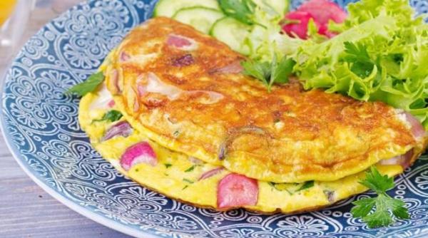 omleta picanta cu tije de usturoi o versiune delicioasa a preparatului traditional