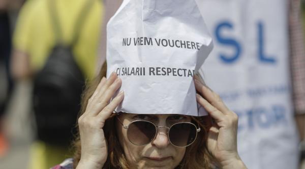 peste 3 000 de profesori manifestatie in fata prefecturii iasi nu mai vrem sa fim umiliti video