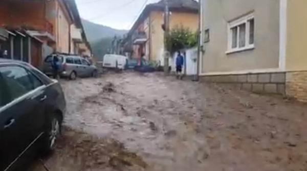 potop in caras severin din cauza furtunilor masini luate de ape si strazile transformate in rauri video